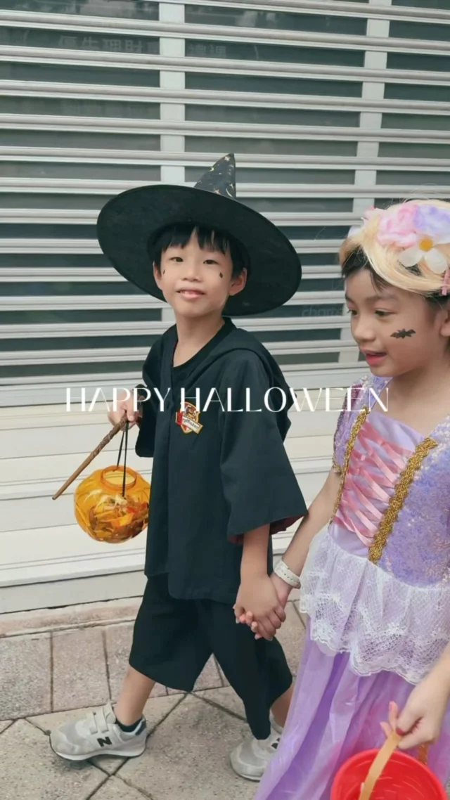 Happy Halloween🎃
連續兩年帶著嗨寶走上天母街頭
我們家很隨性
參加萬聖節，目的是體驗
和孩子開心扮裝，一起創造回憶
喜歡天母街頭，大家分享糖果和共享節日的溫暖氣氛

和攝夫在環球哈利波特世界重金購買的魔杖
今日終於派上用場
養兵千日用在一時啊！

#不用成為最嚇人的沒關係😂
#街頭滿滿創意👻