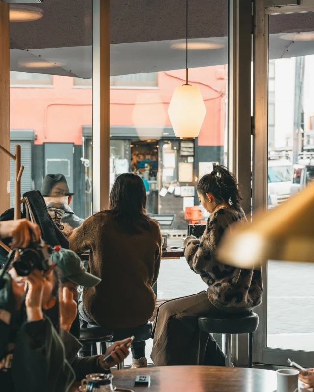 ☕
東京淺草我最喜歡的咖啡廳
​
要不是因為接著還要去別的地方，很想窩在這邊一整天。古董傢俱、爵士樂和復古色調，Fuglen Asakusa延續挪威本店風格，光是空間氛圍的打造就夠迷人。
​
淺焙的手沖咖啡，也是近期喝過最喜歡的。順口淡雅之餘，香氣、酸味和層次依舊立體。唯獨挪威Waffle，我和攝夫的意見分歧。他吃不習慣內裡偏軟Ｑ的口感，遇上煙燻起司、莓果醬和酸奶油的鹹甜刺激，但食攝很喜歡！想嘗嘗地道挪威愛心Waffle的人，一定要點點看！
​
後來寫文時，才知道原來「Fuglen」被譽為世界最棒的咖啡
不知何時可以去北歐當地朝聖
​
​
#食攝咖啡地圖 #食攝東京
-
📍FUGLEN ASAKUSA
京都台東区浅草2丁目6-15
一～五8:00 – 21:00，六日– 23:00