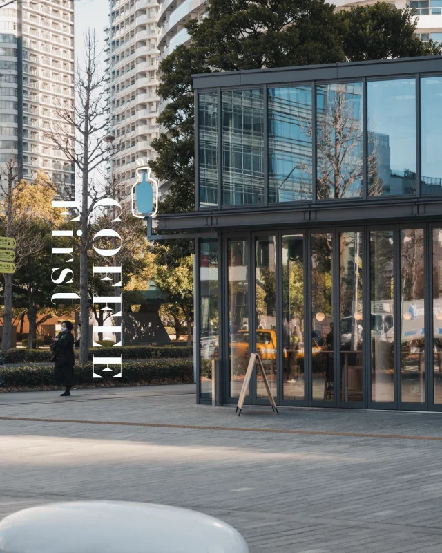 Blue Bottle收集 ！這次是藍瓶咖啡的港未來店☕
​
座落百貨1F，綠蔭公園旁，店面設計低調融入地景，落地窗把光源和悠閒綠意收攏進室內。訂製桌椅好溫潤，還有中央的半月形咖啡吧台，與放鬆愜意的公園氛圍溫柔契合。
​
動身去東京前，品嚐健康爽口的開放吐司。熱美式表現穩定，酸度適中，啟動早晨剛剛好。最喜歡在日本這樣的陽光和早晨。
​
⩨⩨⩨ 
Americano 577円
番茄＆瑞可達起司吐司　891円
⩨⩨⩨ 
​
📍藍瓶咖啡 港未來店 @bluebottlejapan 
神奈川県横浜市西区みなとみらい 3-5-1
​
​
#食攝咖啡 #食攝東京 
#bluebottlecoffee #bluebottlejapan #yokohama #tokyocoffeeshop ​ #coffeeholic