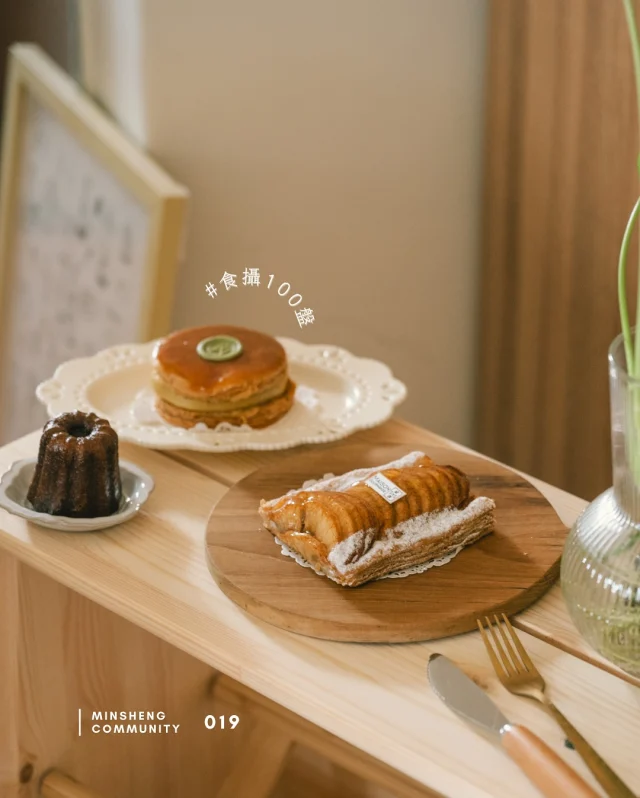 我們家最愛的法式點心舖／
#食攝100盤｜民生社區味覺地圖 no.19 
​
吃吃喝喝共有兩間店舖，座落民生社區為創始本家，另一間則藏身西湖市場。原設有內用空間，現改為純外帶店。
​
蛋糕櫃陳列當日新鮮製作的法式甜點，從熱賣檸檬塔、蘋果派、千層派到常溫點心，如可麗露、瑪德蓮等品項皆備。
​
#趁早先搶開心果千層派
​
首推千層派系列，薄脆層疊的千層酥皮超迷人，尤其是「開心果」口味，太晚來就買不到！喜愛堅果甜點的人一定要試試。
​
蘋果派和檸檬塔，也是食攝家萬年不敗選擇。挑嘴的嗨寶，尤其鍾情「可麗露」，外脆內濕潤，氣孔澎鬆的質地，點一份配茶也很療癒。
​
吃吃喝喝的甜點尺寸和售價都滿親民，無論是好友買幾款共食，或是獨享都很開心。
​
⦇ 推薦Menu ⦈
薄烤蘋果派 $145
開心果千層派 $170
可麗露 $60
​
⦇ Data ⦈
吃吃喝喝 MAISON GOURMANDE
@maisongourmandechichihehe 
‣ 台北市三民路153號
‣ 11:00–19:00
‣ 日一休
‣ (02)27691233
​
follow @icey_lovelife 美食地圖存口袋
​
／
關於 #食攝100盤 
我是Ice，以出生地民生社區為起點，分享關於我的味覺記憶，以及那些不能只有我知道的好店。每週固定更新，純屬個人，純粹真心。

-
#食攝咖啡 #民生社區 #民生社區咖啡廳
#台北咖啡 #台北甜點 #法式甜點 #taipeisweets  #sweets #foodies
