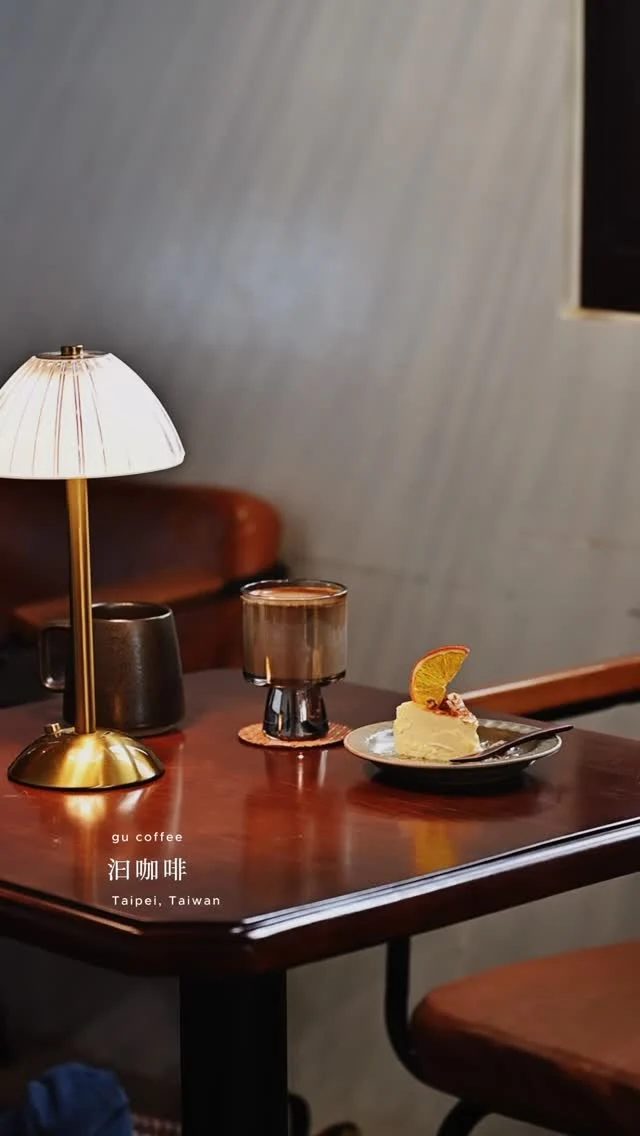 工作咖啡廳推薦／
巷內鐵皮屋變身日式混侘寂風咖啡
寧靜安穩的氛圍成為工作者聚集基地
也因此學會「汩」這個字唸古（笑）
​
熱濃縮加入冰鮮奶的dirty是最近心頭好
香氣好濃郁
享受欣賞透明美杯裡的不規則漸層
​
／十勝鮮乳巴斯克／
／髒髒／
​
​
📍汩咖啡 @gucoffee_songshan 
營運時間參考IG公告
​
Follow @icey_lovelife 好咖啡收口袋
​
-
#食攝人生 #台北咖啡 #松山區咖啡廳 #taipeicafe #食攝咖啡