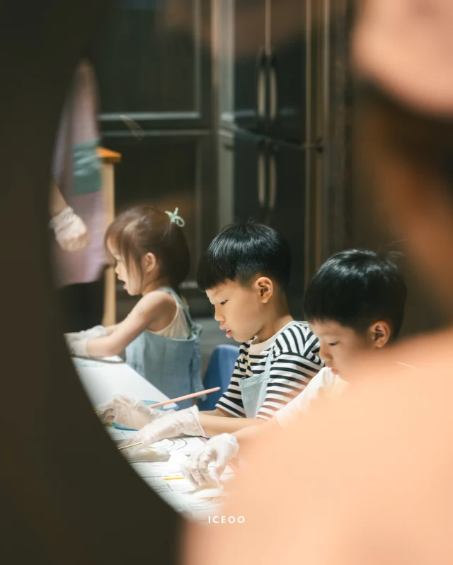#中秋節快樂
兒子送了一盒月餅給我，６顆全是自己動手完成
回過神來，驚覺他已經成長這麼多
／
從小就讓他參與我們在廚房的時光，跟著爸爸下廚，跟著我做甜點。但與我們分開，連續上課近三小時，全程自己製作甜點，這是第一次。
​
多虧媽媽友邀請，才有機會發現這堂不錯的兒童課程。
​
上課空間寬敞、廚房設備完善。主講老師專業有耐心，同時還有３位老師在場協助，是過去親子課程經驗中，陣仗最完整的。
​
教室外提供父母休憩空間，父母也可從窗外看看孩子。一門之隔的陪伴，但不打擾上課。
​
老師事先準備好食材，讓孩子執行壓模、麵團混色和揉捏。最後成品組裝成盒，完成獨一無二的中秋月餅禮盒。
​
長時間集中精神後，安排約20分鐘放風時間，讓孩子在遊戲室開心放電。最後再用一個月亮繪本的故事時間，為課程劃下完美句點。
​
看到嗨寶和好朋友，一起開心做月餅的模樣
錢錢花得很值得！
​
此篇不是業配文，單純想分享實際體驗
（因為課前能參考的詳細資訊不多，我們也是碰碰運氣哈）
有好奇想問的媽媽，歡迎留言或私訊我
​
​
​
#親子日常 #食攝推薦