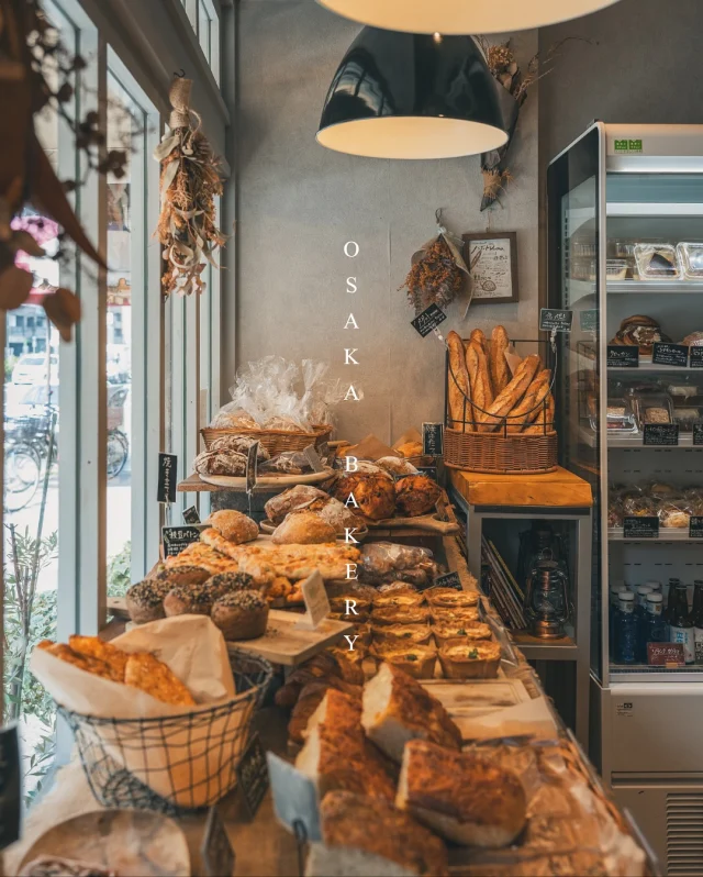 旅行時，你怎麼認識一個城市？
我都先從尋找咖啡店和麵包店開始。
​
大阪獨旅時，散步偶遇這間可愛的小店。一查Tabelog，竟然是高達3.61的驚喜麵包店。一口氣買了５種麵包。
​
每款都非常好吃，麵包體是歐風硬麵包路線。麵包選擇多樣，有純粹雜糧堅果麵包，也有法式甜麵包。小而美的麵包空間，滿室小麥香。
​
看外面告示牌寫著「人潮眾多時，一次限３位入店～」可見高人氣，好在我前往的時間人並不多，得以火速按了幾張照片。
​
最喜歡意外發現的緣分美食：）
如果在大阪走過經過，千萬不要錯過！
​
​
​

Shop/ @panena_official 
📍大阪市中央區谷町7-1-39 

_
#食攝大阪 #大阪美食 #パン屋さん #osakafood
