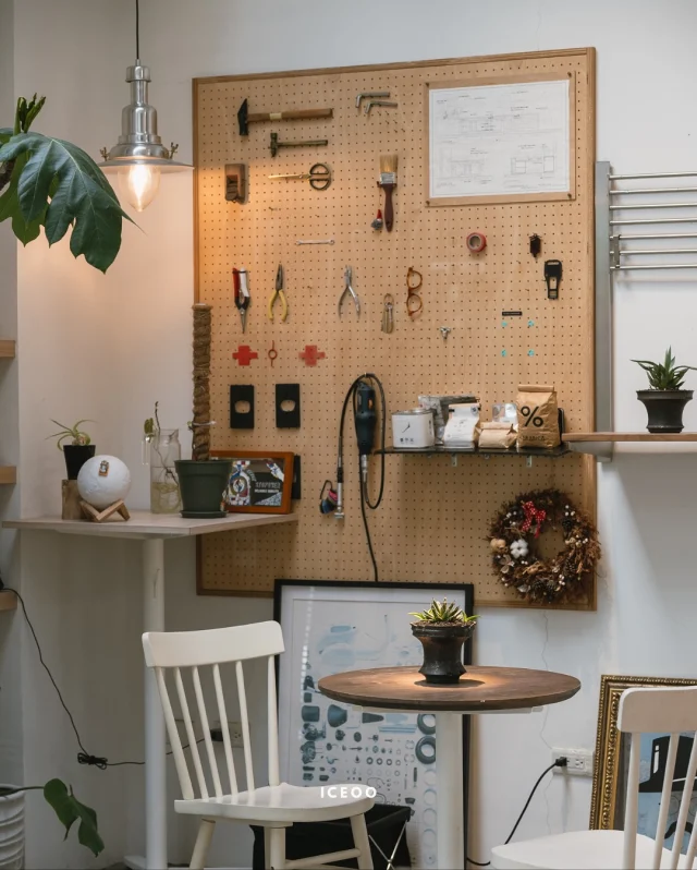 第一次在眼鏡行裡喝咖啡！／
​
沐浴在陽光裡的清水模建築，眼鏡和咖啡標誌在招牌上共存，鼓起勇氣推門進去。裡頭是我見過最大的眼鏡行，也是首次在眼鏡行啜飲咖啡（笑）
​
專業是眼鏡，但咖啡也不馬虎，熱美式帶著堅果香氣、尾韻乾淨；巴斯克蛋糕搭配鮮奶油與碎堅果，慰藉我的甜食胃。
​
店員都溫柔親切，一位主理吧台、一位專注修鏡，職人專注的身影成為風景。偌大的空間裡，每個座位都有性格。陽光緩緩流動，平日午後顯得特別寧靜。
​
一場沒預期的停留，成為這趟出差行最美好的偶遇。
​
 
⌇Eye+ coffee 
@eyeplus.coffee 
中市南屯區大英街482號
​
-
#食攝咖啡
#台中咖啡廳