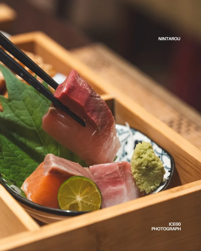 巷弄裡隱藏的職人日料／
直接說重點，礁溪泡完湯的絕佳晚餐！
​
首推必點 #和風六宮格御膳，一次嚐到炸天婦羅、醬燒魚、薑燒豬肉和生魚片。最適合喜歡多重主餐的我。不只豐富也相當有誠意，滿足感100分。烤魚御膳很適合孩子共食，現烤一夜干新鮮、皮脆肉香。
​
單點的 #松葉蟹甲羅燒 是想再訪的味道，蟹膏、蟹肉與味噌炙燒而成的鮮、甜、鹹，食攝一家都淪陷。
​
熱情的闆娘和專注的老闆，有限的暖光空間，像極了日本巷弄的溫馨小店。
​
座位不多，吧台僅６席，建議事先預約。
​
​
꒰ 任太郎和食
@nindaro0311 
宜蘭縣礁溪鄉礁溪路五段90巷2-1號
-
#食攝礁溪 #宜蘭美食 #yilanfood