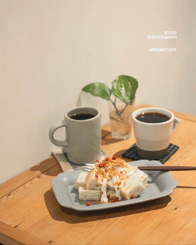 宜蘭旅行的結尾，依依不捨選在 @_minami_house 短暫歇腳。
⁡
女主人一個人看店，示意我們需要稍等一下。熱呼呼的美式，配著沖繩黑糖戚風一起入口。坐在安靜的日系空間，看著窗外的小雨，緩解旅行結束前的焦慮（笑）
⁡
很喜歡這份歲月靜好：）
⁡
⁡
● 小花徑 minami cafe
宜蘭縣宜蘭市環河東路91號
-
#食攝咖啡 #食攝宜蘭
#宜蘭咖啡廳 #cafehopping