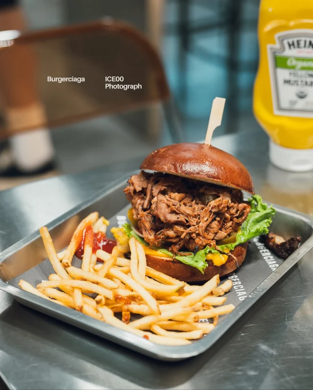 肉控必訪的精品漢堡店／
​
這家店非常適合那種想要「大口吃肉」的日子！
​
南京三民站附近，有間Google評價4.6分的高分漢堡店！可任選麵包+主角肉品，肉質、風味都有高水準，讓肉食主義的我眼睛發亮。
​
烤得外酥內軟的布里歐，包夾生菜和醬烤煙燻牛肉，一口咬下馬上被收服。肉量十足又嫩口，無肉不歡的一定要來。
​
另外也點了手撕豬、舒肥粉嫩牛肉堡，每種都相當驚豔。
​
寬敞空間也很有個性，整體灰銀冷調、金屬桌椅，有種誤闖潮牌店的錯覺。
​
如果想找「吃得好、拍起來也帥」的漢堡店，先把這間列入名單。
​
​
推薦菜色：
布里歐+手撕豬／煙燻牛肉／粉紅牛肉
​
​
​SHOP／ @burgerciaga 
台北市南京東路五段123巷1弄8號

#食攝松山 #南京三民美食 #漢堡