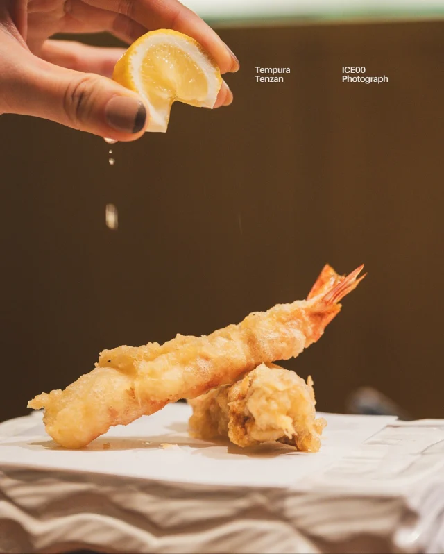 巷弄裡的隱藏版頂級天婦羅 🍤
這間天婦羅專賣店７月才悄悄 #新開幕
是這次快閃大阪印象最深刻的美食
體驗頂級但收費不浮誇，必須推薦給大家。
​
這次吃的是店內主推的 #天山御膳套餐 ， 
一次能吃到 10品現炸天婦羅和其他配菜： 
炸車蝦、鮪魚、海鰻、扇貝等高級食材依序上桌， 
海鮮鮮度高、蔬菜甜度明顯，
每一道都是職人師傅抓準油溫、現點現炸。
​
店內僅吧台８席，是最好的觀賞第一排。 
油泡瞬間膨起、薄衣酥脆收乾，看得超療癒， 
炸好後立刻上盤，趁熱吃到最完美狀態。 
現在還能品嚐季節限定的松茸，香氣嘴裡爆炸
根本賺到啊！
​
整份套餐吃下來相當有飽足感， 
但節奏掌握很好，身體不會覺得有負擔。
​
如果你和我一樣，
最愛日式天婦羅，而且吃飯很怕人擠人
趕快把這間存起來。
​
店面就在大阪難波最熱鬧的巷弄內，
看見優雅低調黑色店面，
別害怕推門而入吧（笑）
座位有限 #強烈建議事先訂位
​
​
​意猶未盡，還可以上樓續攤，
二樓有隱藏版清酒吧。
喝了三杯酒保推薦日本酒，
從甘口到辛口，淡麗到厚重一次收集

​
​
／
꒰ 法善寺橫丁 天婦羅天山 ​ 
大阪市浪速區難波１丁目
@tempura_tenzan 

－ ​ 
#大阪美食 #天婦羅 #新開幕