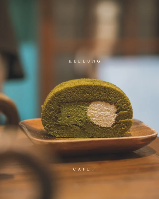 貓咪坐鎮的老宅午茶／ ​ 
抹茶控＆貓控，這間會直接收服你。 ​ 
　 ​ 
瀞咖啡躲在基隆長庚後方的小巷裡，假日裡面坐滿人，而店外綠意盎然的小庭園則是被貓包圍。
​
或是站在圍牆看車、或坐或臥在陽光下。讓我好羨慕
​
甜點最讓人念念不忘的是 小山園抹茶捲，抹茶香淡雅不苦、濕潤綿密。還有輕巧甜蜜的蜂蜜凹蛋糕，甜味搭配熱美式一起吃剛剛好。
​
日式木質老宅、綠意小庭院、荷葉池塘，再加上店貓的存在——瀞咖啡是那種讓人自願慢下來的地方。
​
​
​
꒰ 瀞咖啡 ​ 
基隆市安樂區安樂路二段166巷32號
@coffee_ching 
-
#食攝咖啡 #基隆咖啡