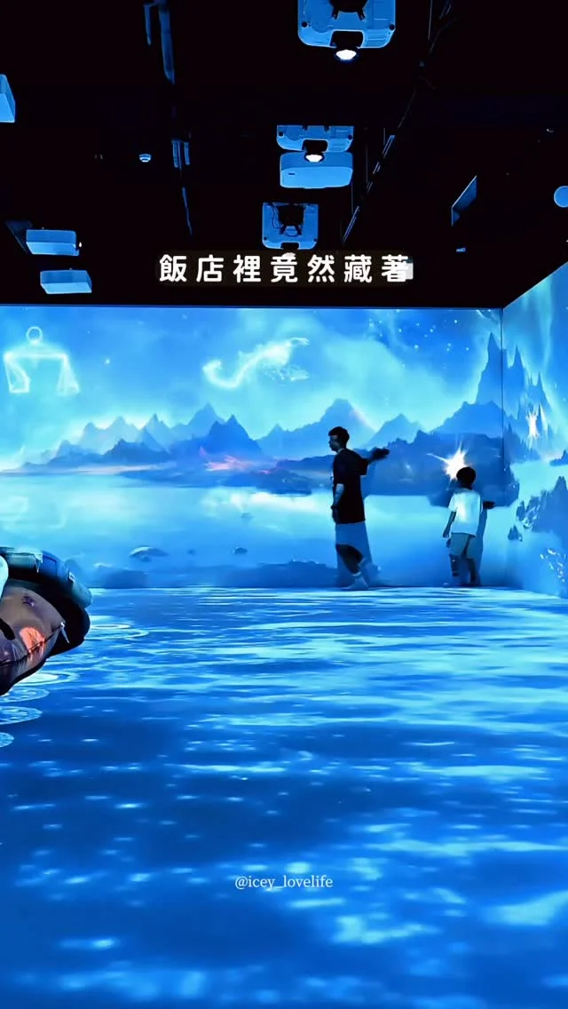 在飯店裡遇到迷你版 TeamLab／
沒想到台南這間飯店這麼好玩。
從沈浸式互動空間開始，一秒進入度假模式。
⁡
房間大又舒服、服務人員都細心又親切，
這次搶到的一泊四食專案，
以主廚套餐形式呈現，每餐都超用心。
晚上還有免費啤酒、紅白酒可以慢慢喝。
⁡
最喜歡他們把安平色彩放進建築裡：
劍獅、紅磚、詩句，每一步都有在地味。
⁡
短短一晚，卻真的讓我放鬆下來。
來安平想好好休息，這間很可以。
⁡
⁡
𖠿琇溪安平
@xiuxianping 
台南市安平區古堡街136號
〰︎
#食攝台南 #台南飯店