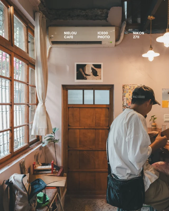 台南小巷裡的古閣樓咖啡 ☕
窄窄支巷內，洗石子外牆、鐵花窗和木門，老宅上下加起來才17坪，卻一點不覺擁擠。
​
二樓的閣樓像是祕密基地，有沙發，還有榻榻米的小角落。因二樓客滿我們坐在一樓吧台，有機會和女主人暢聊。
​
現場手沖單品，風味清新帶有果香餘韻。配著自家製麵包和無花果醬吃，簡單卻沁入人心啊。
​
聊聊才知道，女主人跟獨立樂團 deca joins有家族連結，難怪這間店有著不同的氣質。
​
台南真的很適合迷路
如果你也喜歡老宅咖啡，把這間收口袋：）
​
​
​
꒰ 聶樓
@nieloucafe 
台南市中西區信義街60巷3號
-
#食攝台南 #台南咖啡廳 #tainancafe #tainantravel