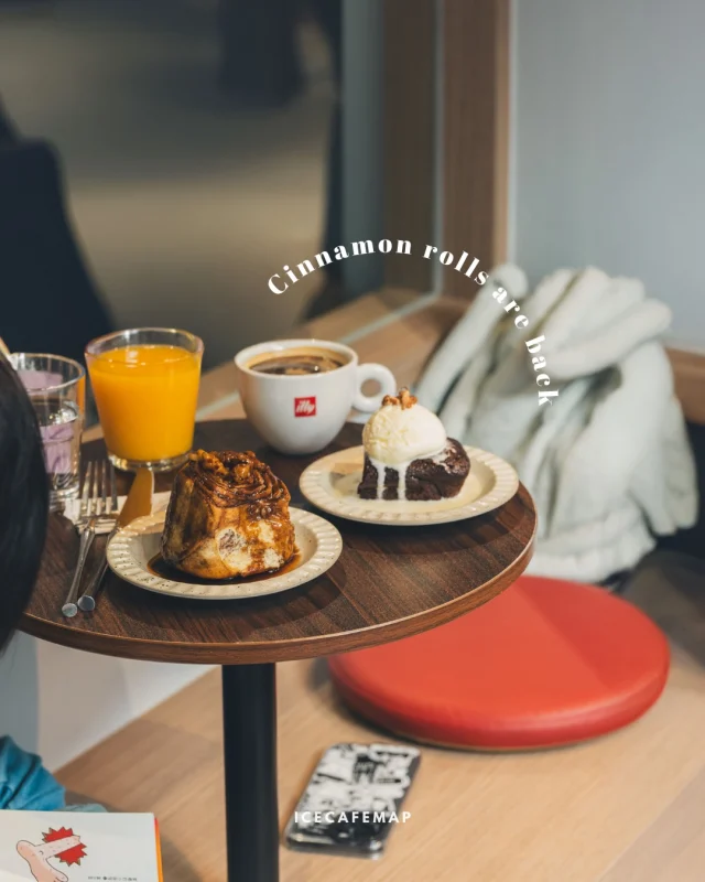 蒼蠅哥的 #肉桂捲 回歸
記憶中的香濃味道回來了。
//
蒼蠅哥從東區小店面累積肉桂控好評，選在台北巷弄自立門戶，吸引一波嗜甜老粉登門。
​
肉桂捲依舊sexy，更直接拿下第一屆《500甜》認證。外層微酥，中心濕潤迷人。塗上厚厚肉桂焦糖醬，香濃卻不刺激，灑滿核桃碎，增加咀嚼時的香氣和口感。
​
西西里咖啡是肉桂捲絕佳夥伴，微苦咖啡和剛好的檸檬酸度，爽口解膩。
​
舒適明亮空間，不限時、不提供訂位，平日也是座無虛席，想吃需要點好運氣。（笑）
​
 
⊹西西里咖啡
⊹肉桂捲
⊹布朗尼
//
꒰ Fly Cafe
@fly__cafe_ 
台北市敦化北路165巷1號
（捷運小巨蛋站步行約7–10分）
09:00-18:00
週日、一公休
-
follow @icey_lovelife 收藏城市好咖啡
#食攝咖啡 #ice_cafemap
#台北咖啡廳 #肉桂捲