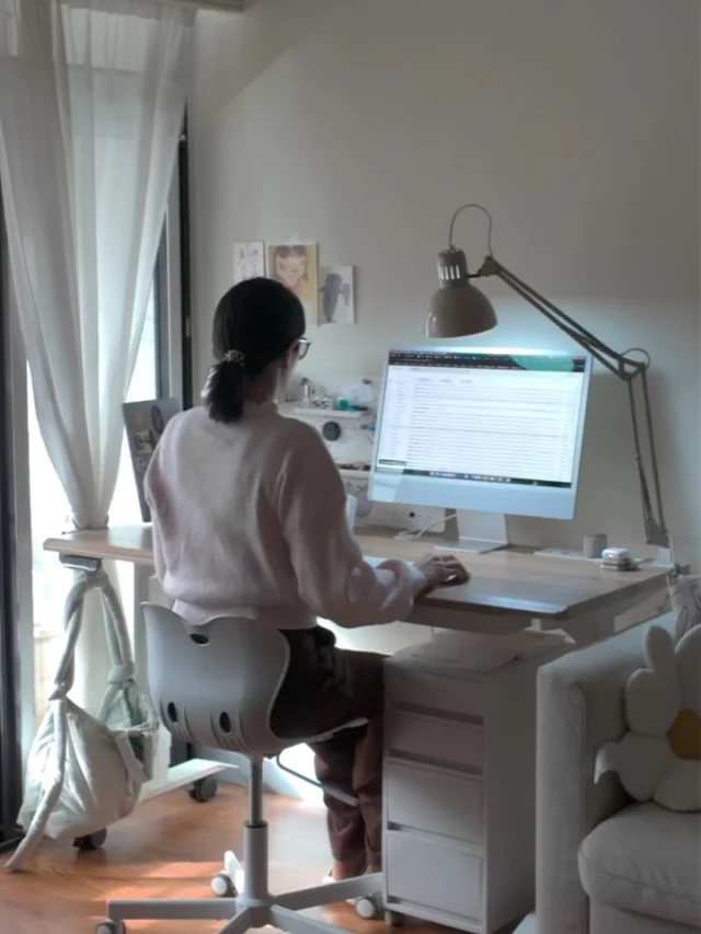 工作桌區域的愛用物品🔖
分享三樣每日使用的收納和幫助專注好物
//
➀ 洞洞板
和升降桌一起購入。常用文具、物品垂直收納一目瞭然。配件選擇多元，可隨時隨需求微調。也可當作靈感板使用。
@funte_tw 
​
➁ 滾輪收納抽屜
選擇簡約的日系無印風格，搭配工作桌色系。一共有四層收納空間，分為深、淺、分隔三種尺寸，可因應各種收納需求。
@shimoyama_tw @shimoyama_officials 
​
➂ 韓國復古蕃茄鐘
雖然價格不低，但看在復古色系和直覺的旋鈕設計就敗了。是每日幫助專注的好夥伴。兒子也很喜歡使用，讓時間變得更視覺化。
@nelna.tw 
​

久違的分享工作桌愛用小物
希望你們喜歡
.
需要商品連結的請喊+1
直接分享給你～
​
​
#租屋也不將就
✐☡ ┈┈┈┈┈┈┈┈┈┈┈┈┈ 
#霜山 #shimoyama 
#食攝好物 #升降桌