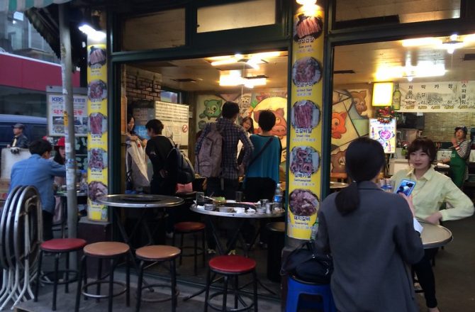 【韓國・美食】 弘大散步不能錯過的40年老店！用石頭烤的燒肉⎮돼지저금통小豬存錢筒